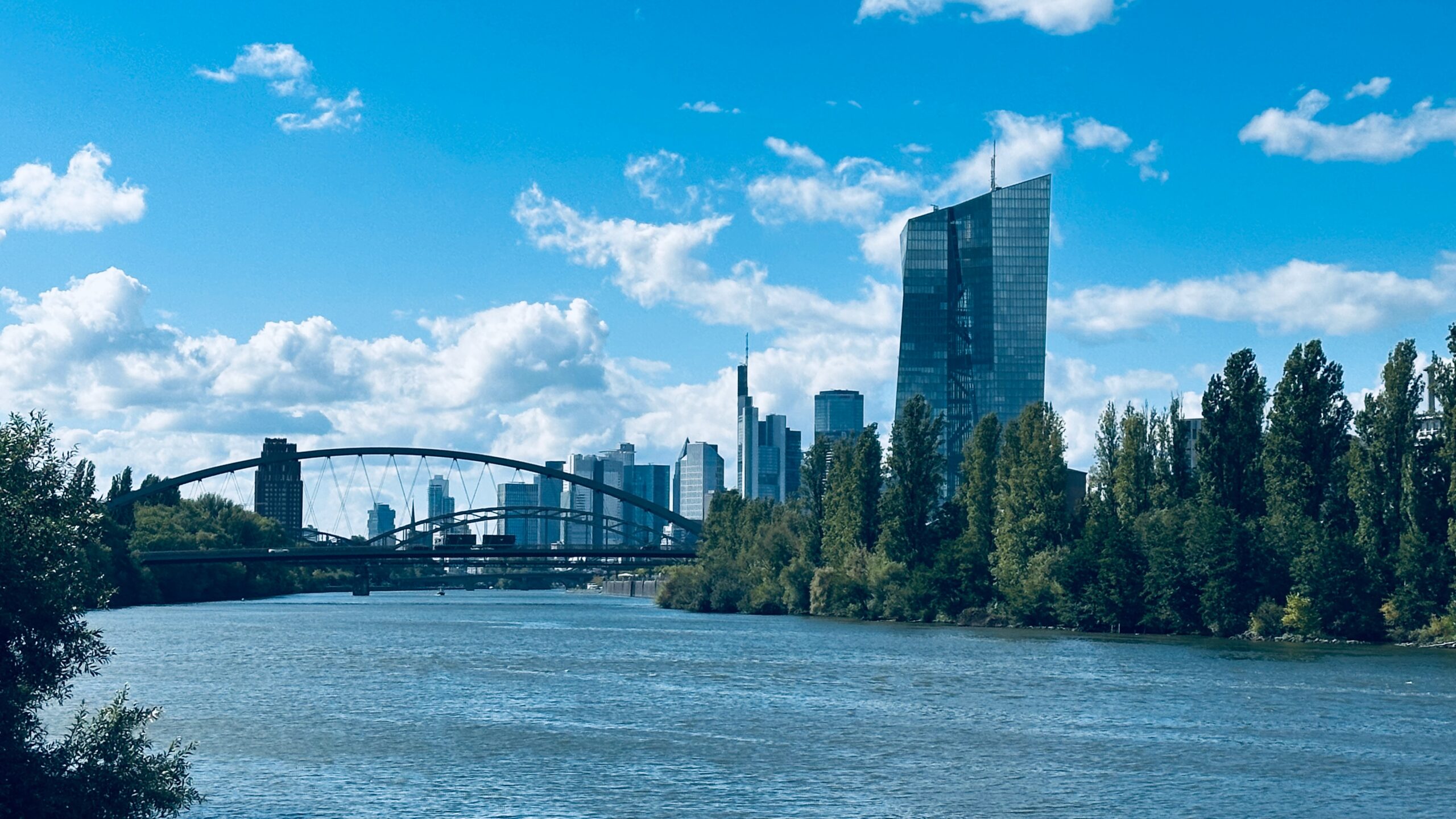 Inflation hartnäckig, Arbeitsmarkt kühlt ab – Powells riskanter Balanceakt Inflation hartnäckig, Arbeitsmarkt kühlt ab – Powells riskanter Balanceakt