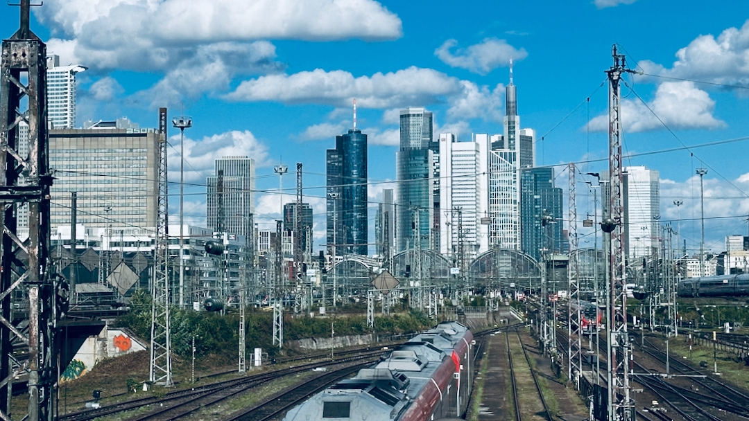 STOXX Europe 600 auf Allzeithoch – FTSE 100 trotzt Politkrise, Schweiz hofft auf Zolldeal